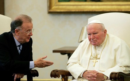 Vaticano vai canonizar papas João Paulo II e João XXIII