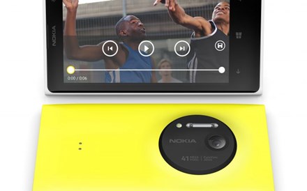 Nokia apresenta uma máquina fotográfica que também é um “smartphone” (act.)