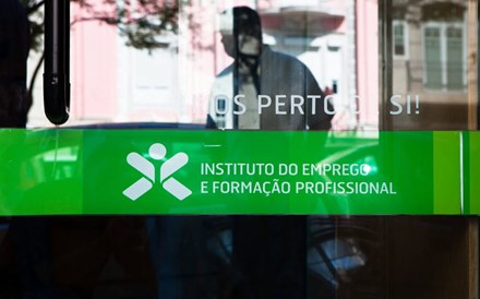 Desemprego volta a cair para 10,5%