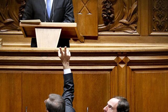 Seguro pergunta quem fala a verdade: Passos, Portas ou Maduro?