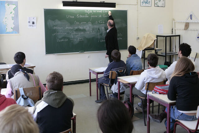 Professores colocados longe de casa têm três semanas para mudar de vida 