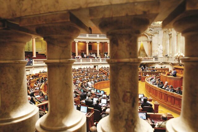Partidos desviam foco de Carlos Costa
