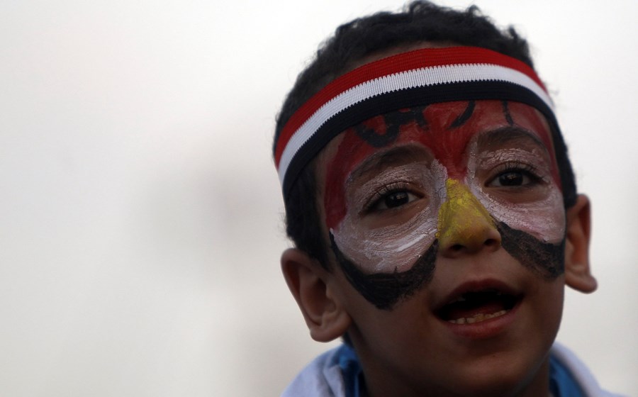 Criança junto das manifestações com a cara pintada com as cores da bandeira do Egipto