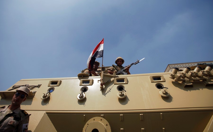 Militares estiveram presentes junto aos manifestantes pró-Morsi