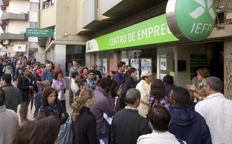emprego desemprego pessoas