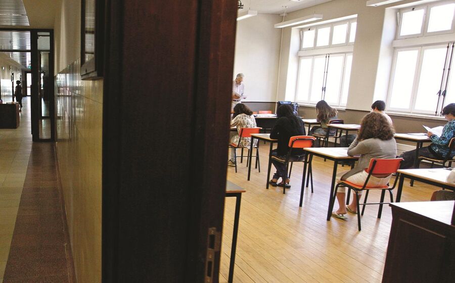 Escolas aulas alunos professores educação