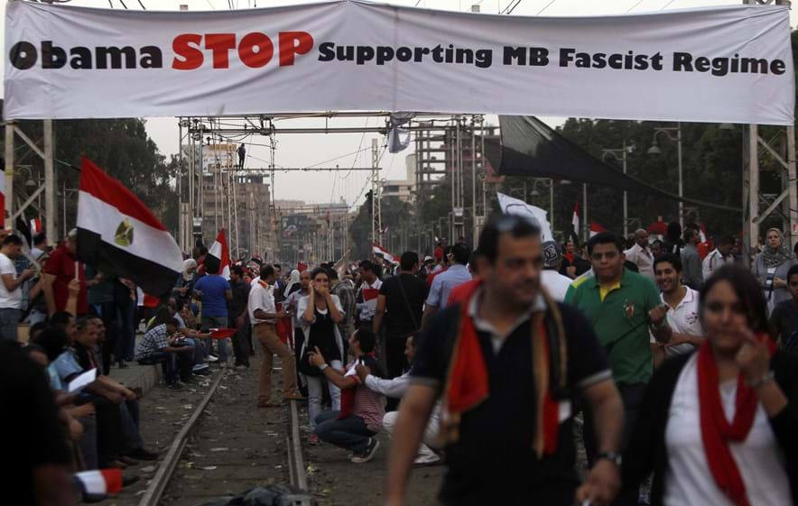 Manifestantes apelam a que Barack Obama que 'pare de apoiar o regime facista' liderado por Mohamed Morsi