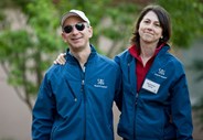 Em Julho de 2010, acompanhado da sua esposa MacKenzie Bezos, a caminho da conferência Allen & Co. Media and Technology