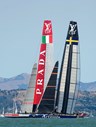 As tripulações da Luna Rossa e da Artemis alinham os seus barcos antes da partida para mais uma prova da regatta que foi vencida pela equipa italiana. A prova que é decidida em função do melhor resultados conseguido em sete corridas terminou ao fim de quatro provas vencidas pela embarcação patrocinada pela Prada.