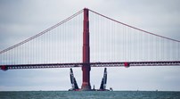 Os dois barcos da Oracle cruzam-se num treino para a America's Cup.