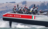 Os italianos da Luna Rossa são finalistas Louis Vuitton Cup. Na segunda-feira, encontravam-se em desvantagem com uma desvantagem de 2-1 face à Emirates Team New Zealand. A quarta prova foi adiada devido ao excesso de vento na Baía de São Francisco, Califórnia. 