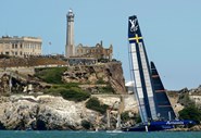 A equipa Artemis navega ao largo da ilha de Alcatraz.