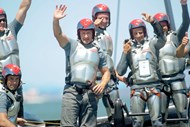 Max Sirena , ao centro, é o skipper da equipa italiana Luna Rossa.