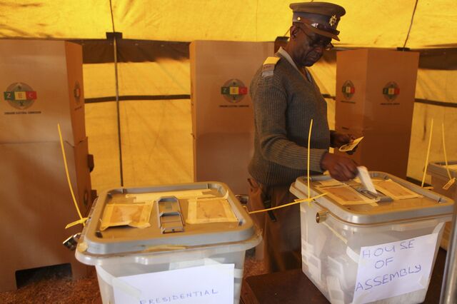 Bolsa do Zimbabué afunda 11% após vitória de Mugabe