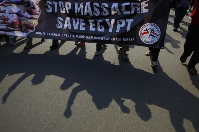 Divididos entre Irmandade e exército, egípcios receiam guerra civil