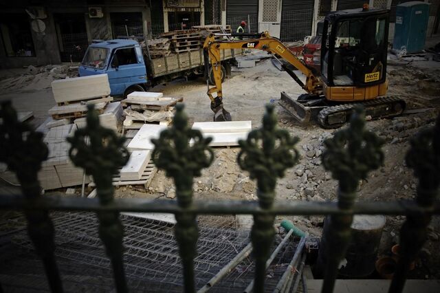 Cronologia da construção em três anos de troika