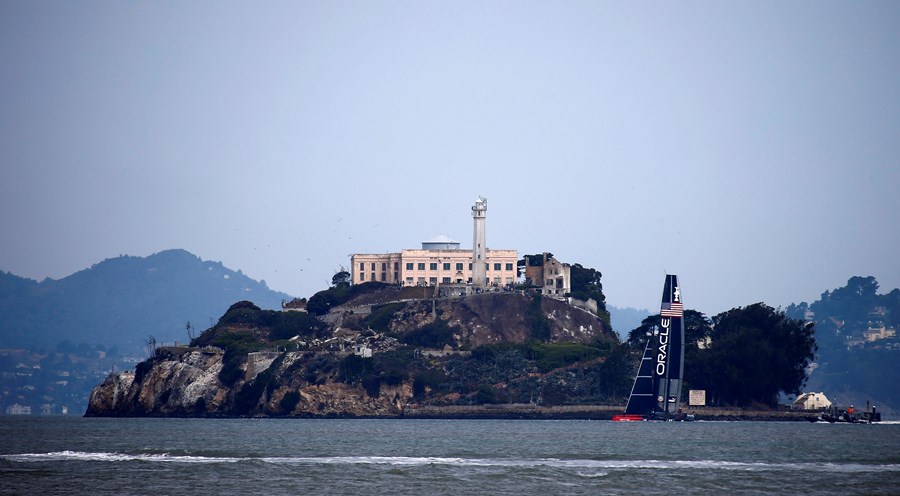 A America's Cup deste ano é disputada na Baía de São Francisco, junto à ilha com a prisão de Alcatraz (na foto). 