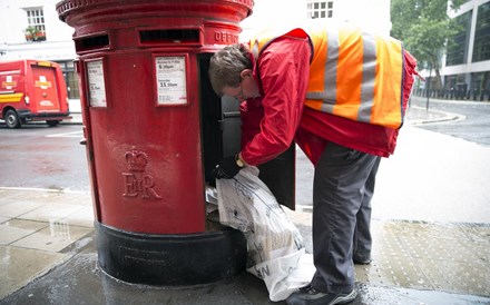 'Hackers' pró-Rússia executaram ciberataque que paralisou grupo postal britânico