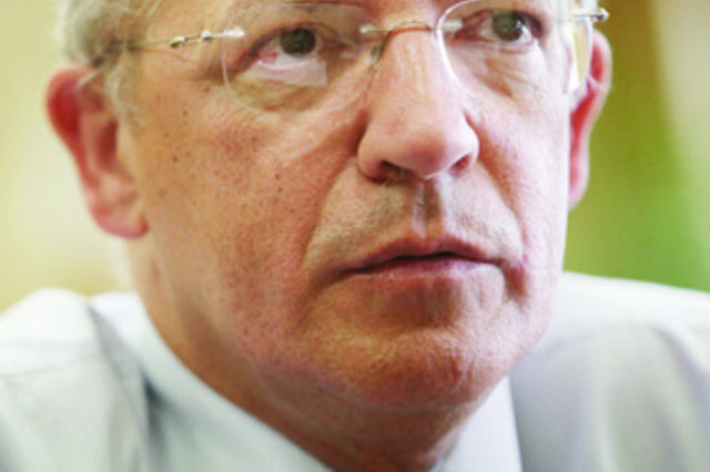 Santos Silva: Submarinos nem eram 'prioridade número um'. Nem para 'abandonar'