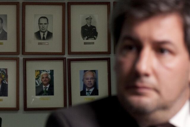Adeptos insultaram Bruno de Carvalho e tentaram invadir conferência de imprensa