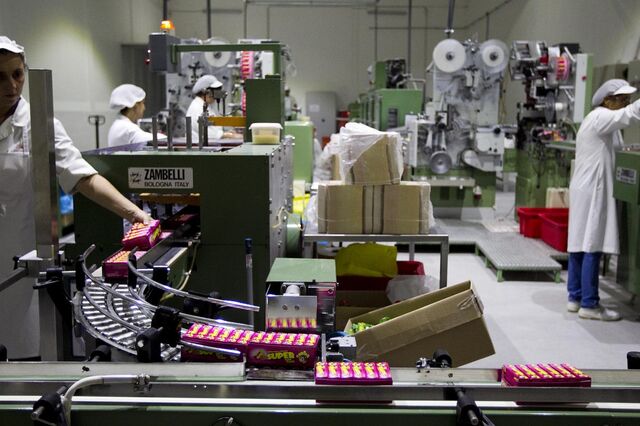 Gorila testa a força do balão na China