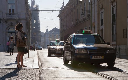 IMT autoriza táxis e Uber a instalar separadores entre condutor e passageiros