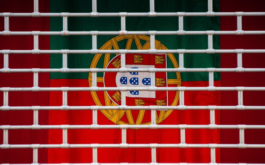 1 de Abril de 2011-  Fitch corta 'rating' de Portugal em três níveis para próximo de 'lixo', de 'A-' para 'BBB-'. Quatro dias depois a Moody’s reduz a notação financeira do país para Baa1 e admite voltar a cortar.