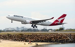 Transportadora aérea australiana Qantas volta a registar lucros anuais