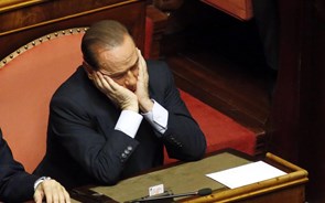 Berlusconi já trabalha no lar de idosos