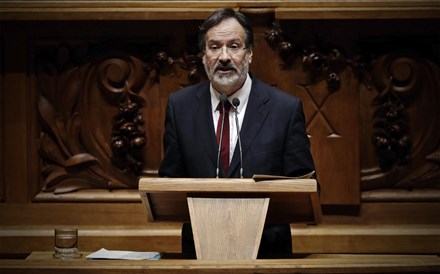 Alberto Martins aplaudido de pé por todos os deputados na hora da despedida  