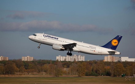 Lufthansa cede mais de 3% com queda de avião