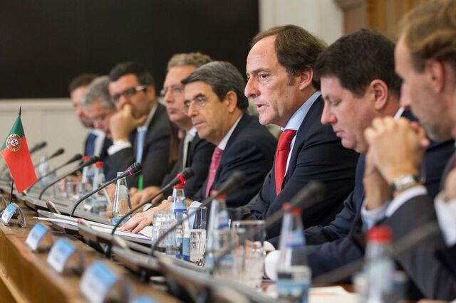 Paulo Portas acena com “vistos gold” para atrair investimento russo