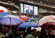 Milhates de pessoas tentaram participar na homenagem a Mandela no estádio Cidade do Futebol, no Soweto