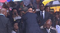 Barack Obama cumprimenta Graça Machel no estádio Cidade do Futebol, no Soweto