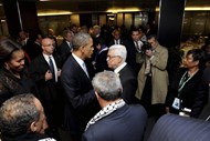 Líder da Palestina, Mahmoud Abbas, com Barack Obama no âmbito da cerimónia de homenagem a Mandela