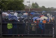 Nem a chuva nem o frio fizeram milhares de civis de tentarem participar na homenagem a Mandela