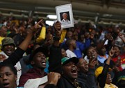 Dezenas de milhares de sul-africanos participaram na homenagem de despedida de Mandela no estádio Cidade do Futebol, no Soweto, em Joanesburgo