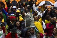 Milhares de civis cantaram e dançaram no estádio Cidade do Futebol, no Soweto, em Joanesburgo, em homenagem a Mandela