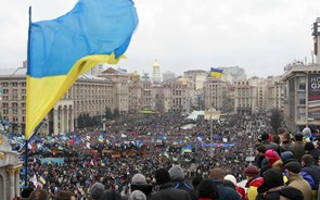 Polícia e manifestantes enfrentam-se na praça da Independência em Kiev