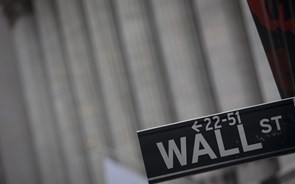 Crescimento fraco da economia americana coloca Wall Street no vermelho