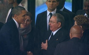 Milhares de pessoas assistem a homenagem a Mandela marcada pelo aperto de mão de Obama e Castro 