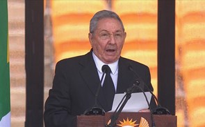 Raul Castro adia saída da presidência de Cuba