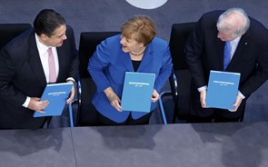 Parlamento alemão aprova novo governo de Merkel