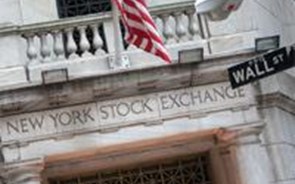 Wall Street cede terreno com resultados empresariais e actividade industrial na China