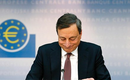 Draghi diz que inflação baixa ameaça retoma 