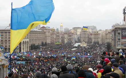 Polícia e manifestantes enfrentam-se na praça da Independência em Kiev