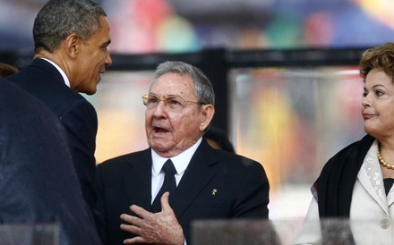 O aperto de mão simbólico entre Barack Obama e Raul Castro.