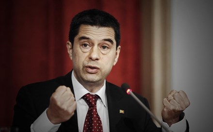Vítor Gaspar insiste na necessidade de reestruturar dívida grega