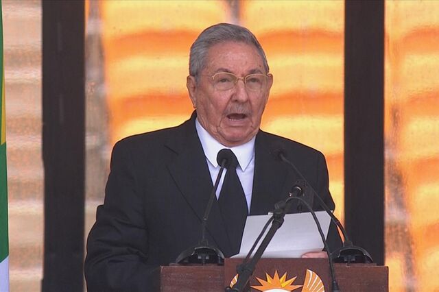 Raul Castro adia saída da presidência de Cuba