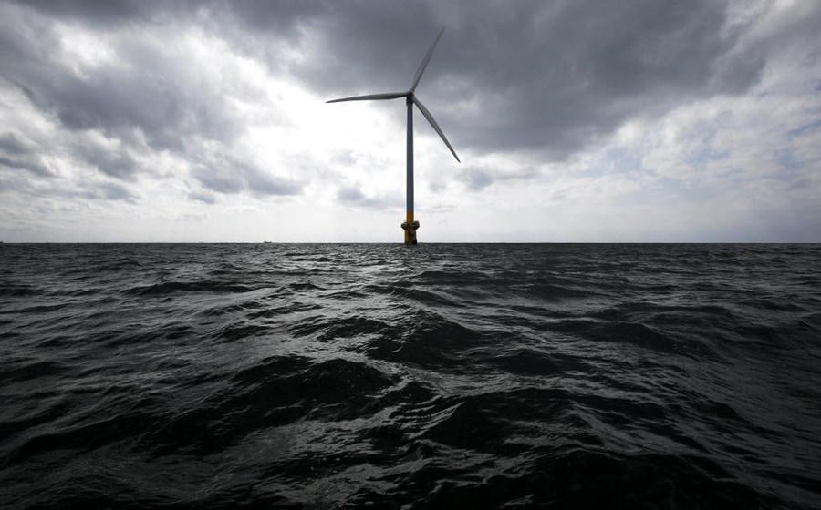 Uma turbina eólica no meio do mar, na costa da cidade de Choshi, no Japão. Fotografia: Kiyoshi Ota